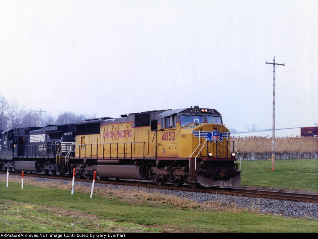 UP SD70M #4052 & NS D9-40CW